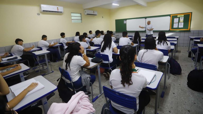 Elmano encaminha à Alece mensagem de reajuste do piso salarial para professores da rede estadual - Cn7