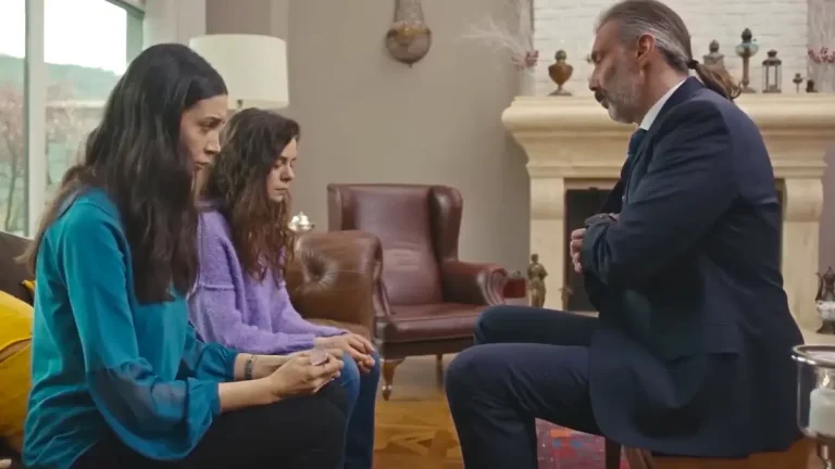 Nezir (à direita) sentado diante de Bahar e Piril em Força de Mulher.
