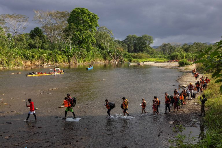 METETI, PANAMA. 31.01.2024: Migrantes atravessam o rio Tuqueza para chegar a área de embarque das canoas (piraguas) na comunidade indígena de Bajo Chiquito, que os levara ate a Estação de Recepção Migratória de Lajas Blancas. Bajo Chiquito é a primeira comunidade panamenha que os migrantes encontram após atravessarem a pé o estreito de Darién, uma área montanhosa de floresta densa entre a Colômbia e o Panamá. (Foto: Lalo de Almeida/Folhapress)