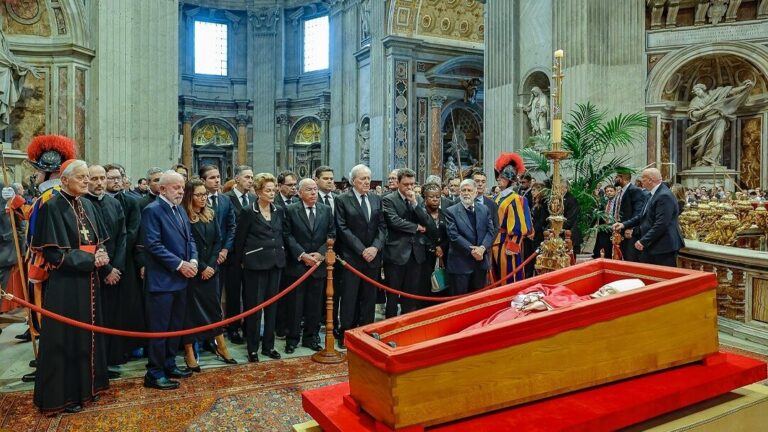 Lula e comitiva participam do velório do Papa Francisco, em Roma; dois deputados cearenses acompanham