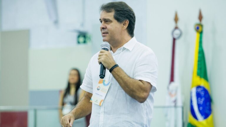 Evandro critica ida de Roberto Cláudio para o União Brasil e aproximação com oposição ao PT