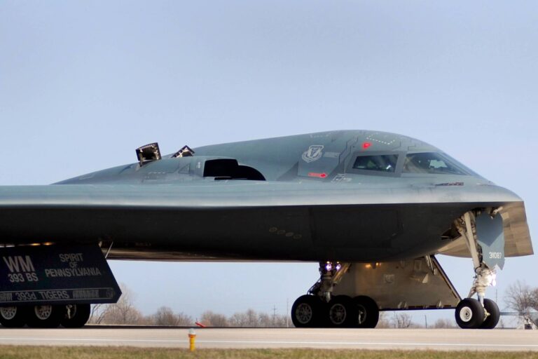 Bombardeiro furtivo B-2 Spirit, da Força Aérea dos EUA, capaz de transportar a bomba GBU-57